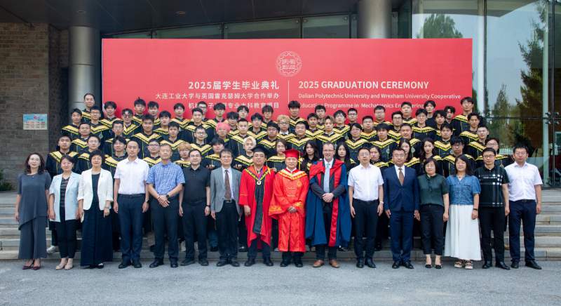25届毕业生合影（雷克瑟姆）.jpg