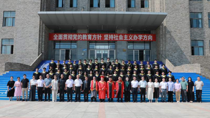 雷克瑟姆学院2026届毕业典礼合影（中英）.jpg